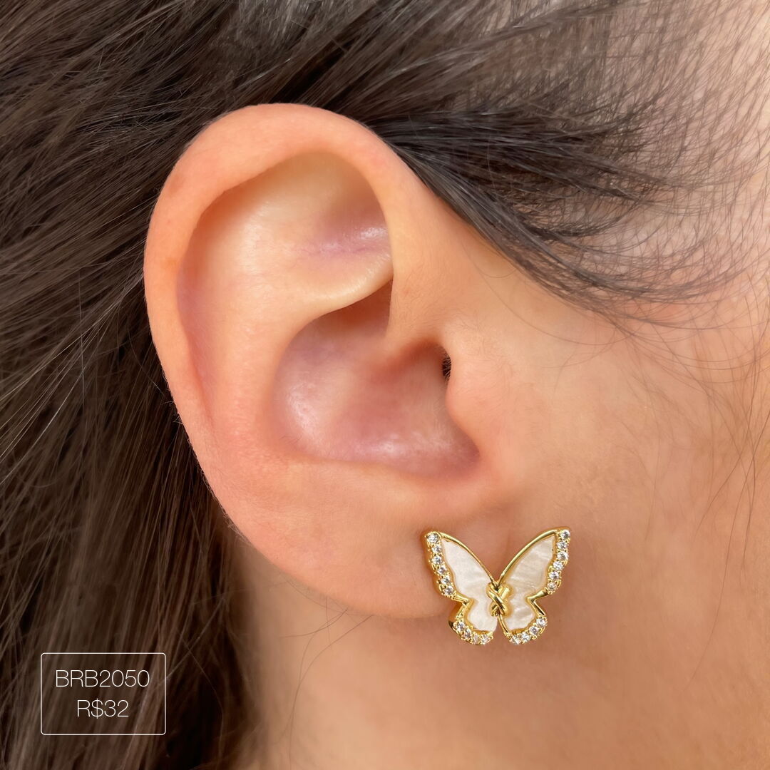 Brinco Borboleta c/ Madre Pérola Cravejada Cristal Dourada